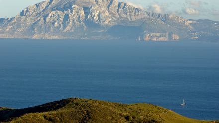 Estrecho de Gibraltar y costa africana de Marruecos, vistos desde el Mirador del Estrecho, un mirador en la carretera N-340, en Cádiz.