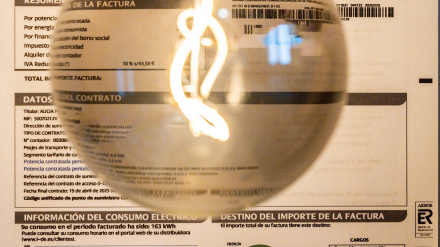 Una bombilla sobre una factura