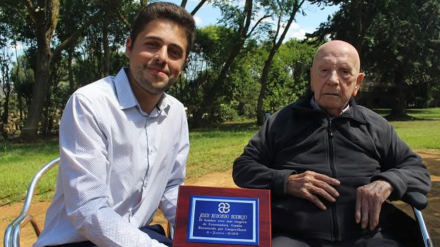 Jesús Redondo recibe el reconocimiento de Extremeños Centenarios