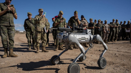 El Ejército de Tierra realiza una demostración dinámica que integra sistemas robotizados en colaboración con la industria nacional y la participación de observadores internacionales y de las Fuerzas Armadas, en el Campo de Maniobras y Tiro 'Álvarez de Sotomayor' en Viator (Almería). A 30 de octubre de 2025, en Viator, Almería (Andalucía, España). Estos ejercicios pretenden mostrar la capacidad robótica de enfrentamiento del Ejercito del Tierra, evaluando para ello, su competitividad en sistemas aéreos y terrestres no tripulados, guerra electrónica, sistemas antidron,  municiones merodeadoras y soluciones de comunicaciones satelitales y 5G.POLITICA Marian León - Europa Press