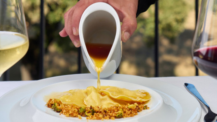 RAVIOLIS DE TORTA DEL CASAR CON MIEL DE TRUFA Y PISTACHOS