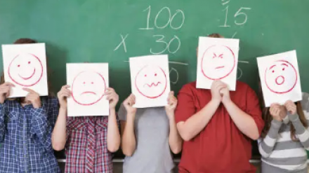 Niños realizando actividades en una escuela