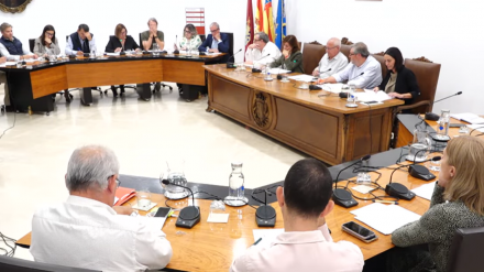 Corporación municipal en el pleno en el que han aprobado mejorar el abastecimiento de agua