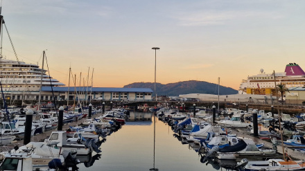 Imagen de cruceros en el puerto interior de Curuxeiras, Ferrol