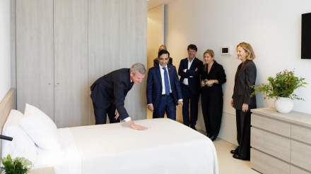 Alfonso Rueda comprueba el estado de una cama de una de las habitaciones