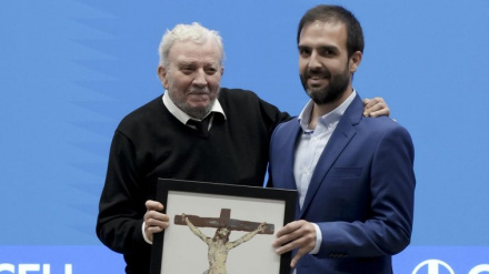 Kiko Argüello recibiendo el premio
