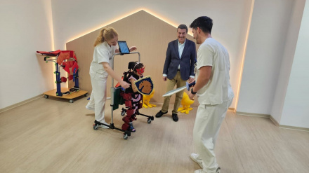 Una paciente pediátrica utiliza el exoesqueleto