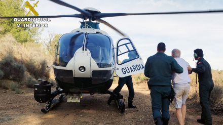 La Guardia Civil conduce al anciano británico al helicóptero para su evacuación