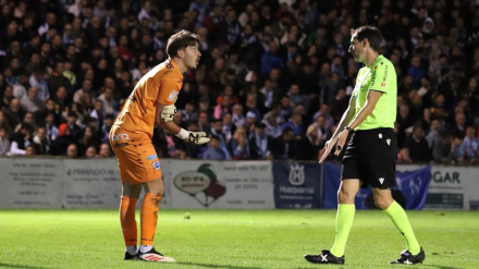 Javi Torres, portero del Puerto de Vega, conversando con De Burgos Bengoetxea