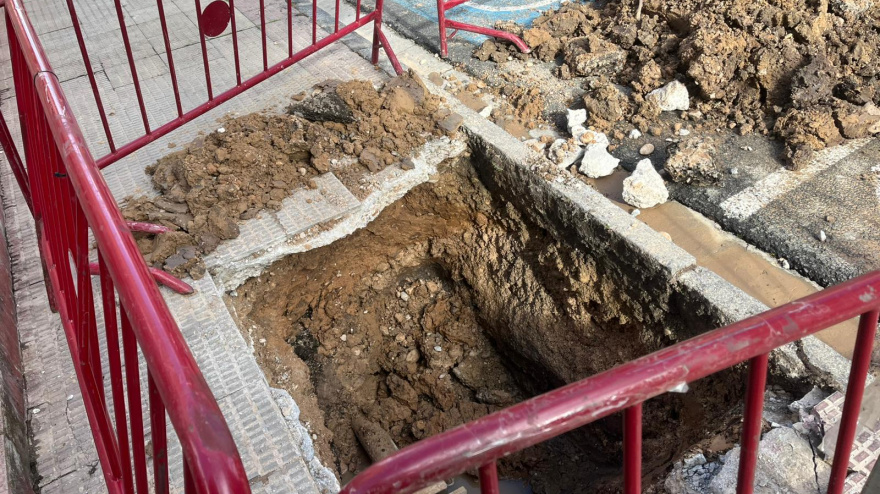 Restaurado el suministro de agua, tras la rotura de varias tuberías, en la Plaza Maestro Lope, en Beatos Mena y Navarrete y en la calle Cigüeña de Logroño