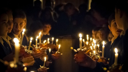 Grupo de niños en una iglesia