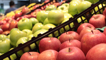 Cajas de manzanas en un supermercado