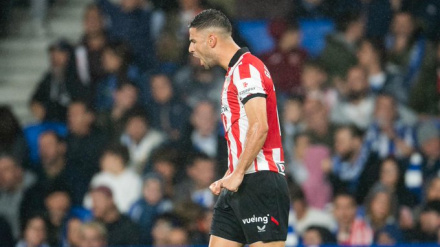 Guruzeta celebra su gol ante la Real Sociedad
