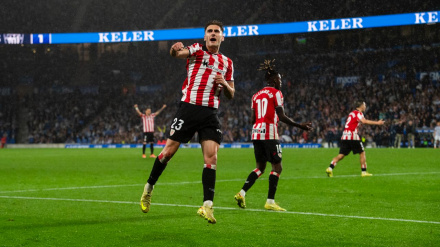 Robert Navarro celebra el 2-2 del Athletic contra la Real Sociedad