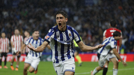 Gorrotxategi celebra el gol de la victoria de la Real Sociedad contra el Athletic