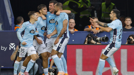 Los jugadores del Celta celebran el gol de Miguel Román ante el Levante