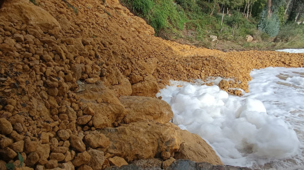 Imagen del vertido en el río Guadaíra.