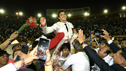 Andrés Roca Rey en su salida a hombros del coso limeño de Acho