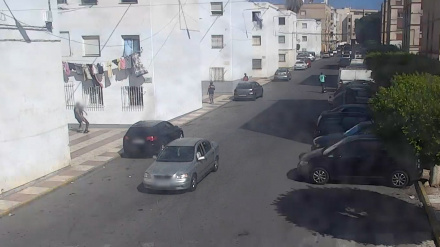 Imagen en la que se ve al individuo trasladando el cadáver