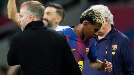 Hansi Flick y Lamine Yamal, durante el partido ante el Elche