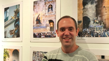 Luis Javier Quesada junto a la fotografía que protagonizará el cartel de la Semana Santa de Granada 2026