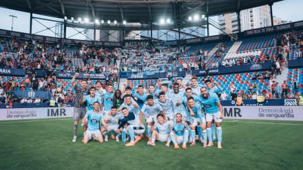 El equipo celebró con la afición el tirunfo en el Ciutat de Valencia