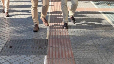 Suelo podotáctil con tiras led