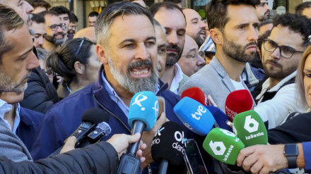 El presidente de Vox, Santiago Abascal, atiende a los medios durante su visita a Plasencia este lunes