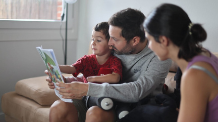 Mael, con sus padres, leyendo un cuento