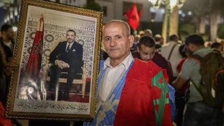 La gente ondea banderas y celebra en una calle de Rabat, Marruecos.