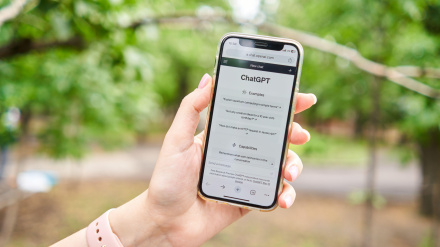 La página web de ChatGPT, un prototipo de chatbot de IA, se muestra en el sitio web de OpenAI, en un teléfono inteligente.