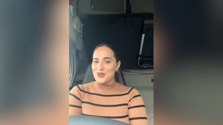 Flor, camionera, en el vídeo