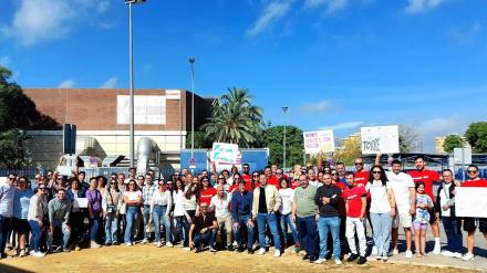 El sindicato provincial de Servicios a la Ciudadanía de CCOO de Sevilla ha convocado huelga en las instalaciones deportivas el próximo 11 de noviembre para exigir "condiciones laborales dignas" para las plantillas de trabajadores de la empresas de Servicio Deportivo que trabajan del Instituto Municipal de Deportes (IMD).Con una primera movilización celebrada este 1 de noviembre junto a UGT frente a la puerta del centro deportivo San Pablo, CCOO ha reclamado la aplicación del nuevo convenio colectivo, la mejora urgente de las condiciones laborales y la dignificación del servicio público, informa en una nota de prensa.En concreto, los trabajadores de las instalaciones deportivas municipales de Sevilla, cerca de 250 profesionales que prestan servicio en los complejos de San Jerónimo, Parque Alcosa, San Pablo, Hytasa, Rochelambert, Torreblanca, Tiro de Línea y Bellavista, han denunciado públicamente la decisión del IMD de no aplicar el nuevo convenio colectivo en los pliegos de licitación.Fuentes municipales han explicado a Europa Press que los pliegos de estos contratos comenzaron a tramitarse internamente en febrero y se publicaron en el perfil del contratante en septiembre, conforme al convenio estatal entonces vigente. Asimismo, han añadido que, a finales de octubre, se aprobó el primer convenio andaluz del sector, cuyo texto establece que quedan excluidos de su aplicación los contratos ya vigentes o en fase de publicación, como ocurre en este caso.Por su parte, CCOO ha mostrado su rechazo ha esta "decisión que, en la práctica, condena al sector a cuatro años más de precariedad, desprotección y ausencia de reconocimiento laboral". A esta situación se ha sumado una "elevada parcialidad en la contratación", con jornadas reducidas "que impiden a buena parte de la plantilla acceder a un salario digno".De este modo, "la mayoría de la plantilla apenas alcanza el Salario Mínimo Interprofesional" y, en muchos casos, sus ingresos reales "quedan por debajo del umbral de la pobreza aun teniendo responsabilidades familiares a su cargo". Este modelo laboral, "sostenido durante años" por el IMD, "perpetúa la precariedad y empuja a las plantillas a la vulnerabilidad económica", apunta el sindicato.En este sentido, los trabajadores ya advierten de que irán a la huelga el próximo 11 de noviembre si la situación no se resuelve. "Llevamos más de 20 años esperando un convenio que reconozca nuestro esfuerzo, nuestra entrega y nuestra profesionalidad. No hablamos solo de salarios, hablamos de respeto, de estabilidad y de dignidad", señalan los delegados sindicales de CCOO y UGT."El estado de algunos centros es inaceptable. La Administración prefiere mirar hacia otro lado y dar capotazos mientras todo se deteriora", avisan desde CCOO. "Estamos hablando de un servicio esencial para la salud y el bienestar de la ciudadanía. No se puede sostener un modelo público de deporte con trabajadores precarios e instalaciones con serias deficiencias", concluye el comunicado.El sindicato provincial de Servicios a la Ciudadanía de CCOO de Sevilla ha convocado huelga en las instalaciones deportivas el próximo 11 de noviembre para exigir "condiciones laborales dignas" para las plantillas de trabajadores de la empresas de Servicio Deportivo que trabajan del Instituto Municipal de Deportes (IMD).Con una primera movilización celebrada este 1 de noviembre junto a UGT frente a la puerta del centro deportivo San Pablo, CCOO ha reclamado la aplicación del nuevo convenio colectivo, la mejora urgente de las condiciones laborales y la dignificación del servicio público, informa en una nota de prensa.En concreto, los trabajadores de las instalaciones deportivas municipales de Sevilla, cerca de 250 profesionales que prestan servicio en los complejos de San Jerónimo, Parque Alcosa, San Pablo, Hytasa, Rochelambert, Torreblanca, Tiro de Línea y Bellavista, han denunciado públicamente la decisión del IMD de no aplicar el nuevo convenio colectivo en los pliegos de licitación.Fuentes municipales han explicado a Europa Press que los pliegos de estos contratos comenzaron a tramitarse internamente en febrero y se publicaron en el perfil del contratante en septiembre, conforme al convenio estatal entonces vigente. Asimismo, han añadido que, a finales de octubre, se aprobó el primer convenio andaluz del sector, cuyo texto establece que quedan excluidos de su aplicación los contratos ya vigentes o en fase de publicación, como ocurre en este caso.Por su parte, CCOO ha mostrado su rechazo ha esta "decisión que, en la práctica, condena al sector a cuatro años más de precariedad, desprotección y ausencia de reconocimiento laboral". A esta situación se ha sumado una "elevada parcialidad en la contratación", con jornadas reducidas "que impiden a buena parte de la plantilla acceder a un salario digno".De este modo, "la mayoría de la plantilla apenas alcanza el Salario Mínimo Interprofesional" y, en muchos casos, sus ingresos reales "quedan por debajo del umbral de la pobreza aun teniendo responsabilidades familiares a su cargo". Este modelo laboral, "sostenido durante años" por el IMD, "perpetúa la precariedad y empuja a las plantillas a la vulnerabilidad económica", apunta el sindicato.En este sentido, los trabajadores ya advierten de que irán a la huelga el próximo 11 de noviembre si la situación no se resuelve. "Llevamos más de 20 años esperando un convenio que reconozca nuestro esfuerzo, nuestra entrega y nuestra profesionalidad. No hablamos solo de salarios, hablamos de respeto, de estabilidad y de dignidad", señalan los delegados sindicales de CCOO y UGT."El estado de algunos centros es inaceptable. La Administración prefiere mirar hacia otro lado y dar capotazos mientras todo se deteriora", avisan desde CCOO. "Estamos hablando de un servicio esencial para la salud y el bienestar de la ciudadanía. No se puede sostener un modelo público de deporte con trabajadores precarios e instalaciones con serias deficiencias", concluye el comunicado.