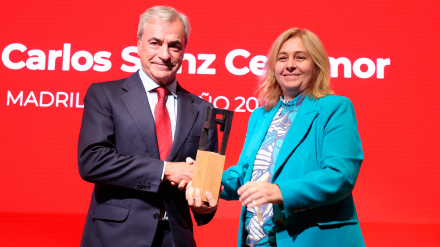 El piloto Carlos Sainz recibe el premio 'Madrileño del año'