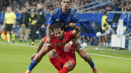 Rubén García pelea un balón en el Oviedo - Osasuna