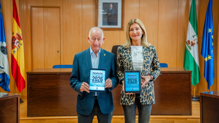 El alcalde de Roquetas, Gabriel Amat, presenta junto a la edil de Hacienda el presupuesto de 2026.