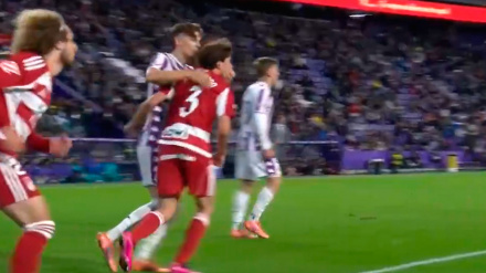 El beso del jugador del Valladolid Iván Alejo que terminó con la expulsión del defensa del Granada Diego Hormigo