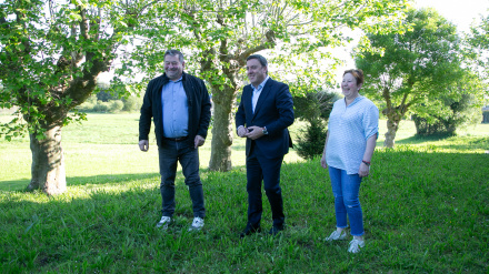 El alcalde de A Capela y el presidente de la Diputación en la parcela en donde se hará el aparcamiento