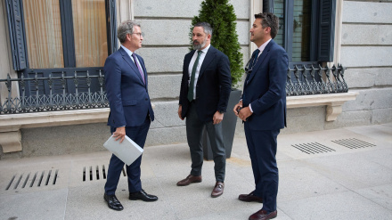 Imagen de archivo de una conversación en el patio del Congreso entre Feijóo y Abascal