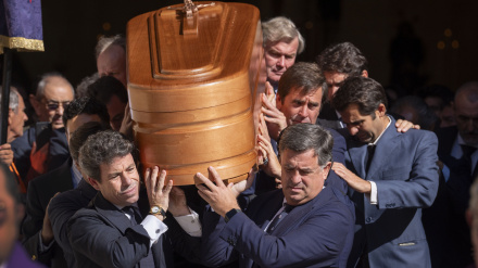 El féretro de Rafael de Paula saliendo de la iglesia de Santiago portado por toreros