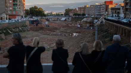 Varias personas hacen una cadena humana para homenajear a las víctimas de la dana
