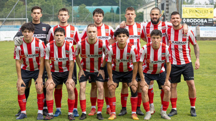 Imagen de un once del Juvenil de Ponteareas de la pasada temporada