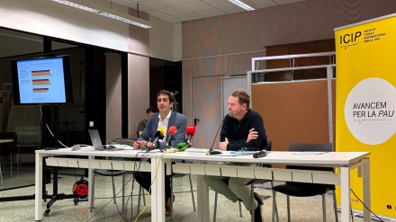 Uno de los coordinadores de la encuesta, Toni Rodón, junto con el director del Icip, Kristian HerbolzheimerSOCIEDAD