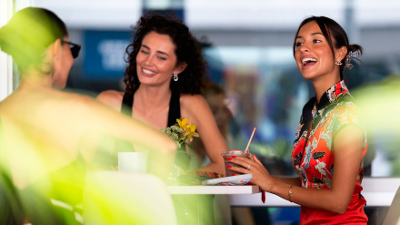 Rebecca Donaldson y Alexandra Saint Mleux, novias de Carlos Sainz y Charles Leclerc durante el Gran Premio de Singapur de Fórmula 1