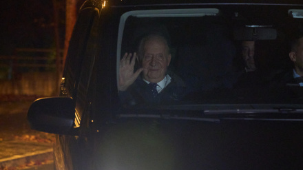 El rey Juan Carlos saluda desde el coche esta noche de miércoles en Vitoria donde acude a una revisión médica con el doctor Eduardo Anitua antes de continuar su viaje a la localidad portuguesa de Cascais
