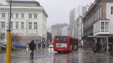 Bus circulando en La Marina (A Coruña)