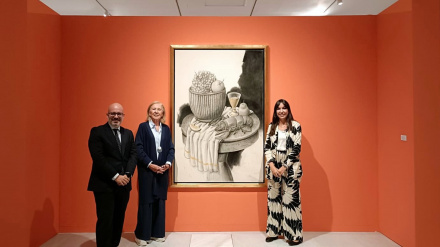 De izquierda a derecha el director comercial de CaixaBank en Granada y Jaén, Amador Carmona, la presidenta de CajaGranada Fundación, María Elena Martín-Vivaldi, y la comisaria de la exposición 'Bodegón', María Toral