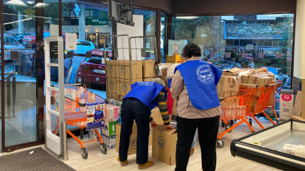 Voluntarios participando en la Gran Recogida en un supermercado de Gadis