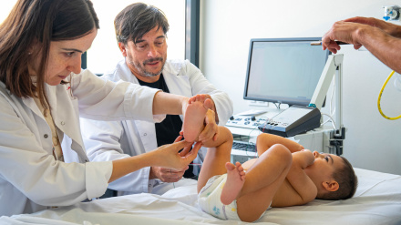 La SPG50 es una enfermedad grave que provoca serios retrasos en el desarrollo motor y cognitivo, afecta el lenguaje y causa microcefalia.