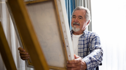 Un hombre mira a un cuadro